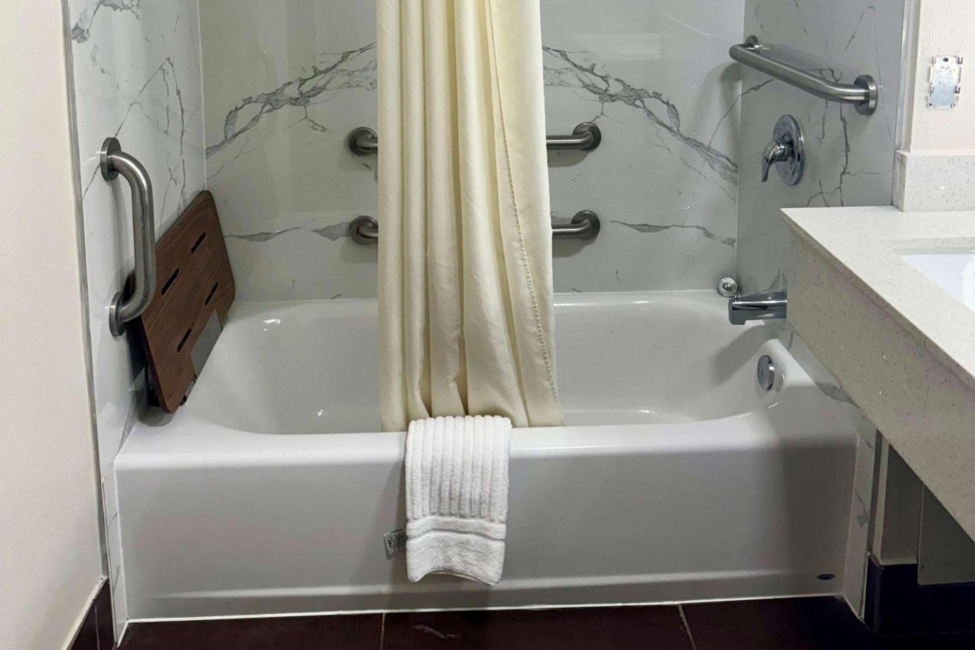 Quality Inn Салфер Екстер'єр фото